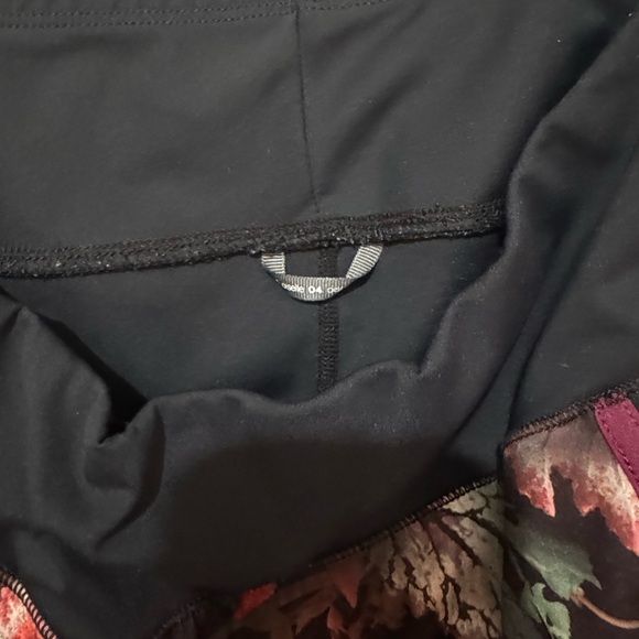 oiselle Black Waistband Floral Athletic Shorts - Picture 6 of 6